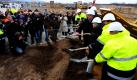 Flughafenbetreiber und Politiker setzen den ersten Spatenstich für den Neubau des Regionalflughafens Kassel-Calden, in Calden. Nach jahrelangem Streit und Protesten der Anwohner um das umstrittene Bauprojekt wurde mit dem Spatenstich der Neubau nun offiziell begonnen. Foto: dpa