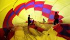 Helfer bereiten einen Ballon für den Start zum ersten indonesischen Heißluftballon-Wettbewerb in Jakarta vor. 18 Ballons aus verschiedenen Ländern treten bei dem Event an.  Foto: ap