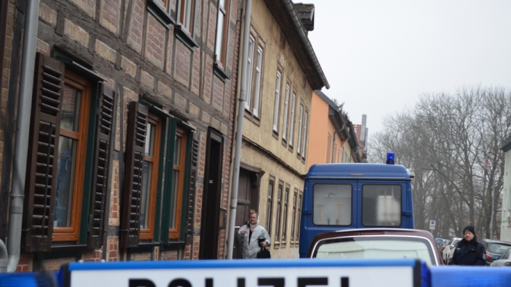 In Bad Langensalza in Thüringen starb eine 34 Jahre alte Frau durch einen Schuss aus der Pistole eines Polizisten.