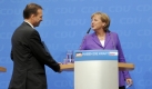 Bundeskanzlerin Angela Merkel und der Spitzenkandidat der CDU und Ministerpräsident von Thüringen, Dieter Althaus, geben sich am Montag (31.08.2009) in der CDU-Zentrale in Berlin nach einer gemeinsamen Pressekonferenz die Hand. Nach dem Wahlsonntag erörterten die Parteien den Ausgang der Landtagswahlen in Sachsen, Thüringen und dem Saarland sowie der Kommunalwahlen in Nordrhein-Westfalen. Foto: dpa