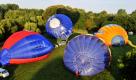 Heißluftballone entfalten sich im Rahmen der 16. Saxonia International Balloon Fiesta in Leipzig, bevor sie in die Lüfte schweben. Rund 60 Teams sind mit ihren Heißluftballons in die Messestadt gekommen, um ihr Hobby zu zelebrieren. Bis zum Sonntag stehen zum Beispiel Ballonglühen, Ballontaufe und ein Höhenfeuerwerkauf dem Programm. Auch in eine begehbare Ballonhülle können sich Besucher begeben. Foto: dpa