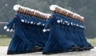ARCHIV - Soldaten der chinesischen Volksbefreiungsarmee üben das Marschieren in einem Außenbezirk von Peking am 10.09.2009. Die sozialistische Volksrepublik wurde nach dem Sieg der Kommunisten über die Nationalisten im Bürgerkrieg und der Flucht der Kuomintang-Regierung nach Taiwan am 1. Oktober 1949 gegründet. Foto: Oliver Weiken dpa (zu dpa-Themenpaket '60 Jahre Volksrepublik China' vom 24.09.2009) +++(c) dpa - Bildfunk+++ Foto: dpa