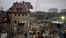 Drei Minuten - so wenig Zeit ist am 3. Maerz 2009 den rund 20 Mitarbeitern und Nutzern des Koelner Stadtarchivs geblieben, um ihr Leben zu retten. Verdaechtige Geraeusche im Gebaeude und Warnrufe von Bauarbeitern hatten sie aufgeschreckt. Augenblicke nachdem der letzte Mensch herausgelaufen war, kippte das siebengeschossige Archivgebaeude nach vorne weg und riss zwei benachbarte Wohnhaeuser mit sich. In ihren Truemmern starben zwei junge Maenner im Alter von 17 und 24, noch mehr Todesopfer gab es wie durch ein Wunder nicht. (zu ddp-Text) Foto: Henning Kaiser/ ddp Foto: ddp