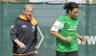 Claudio Pizarro (r.) ist bei Werder Bremen immer gern gesehen. Dreimal spielte er schon für die Hanseaten. Nachdem er im vergangenen Jahr von Chelsea ausgeliehen war, holte ihn Thomas Schaaf(l.) für 5 Millionen Euro. Foto: dpa