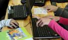 Tausche Technik gegen Schulbuch: Experten gehen davon aus, dass auch das gute alte Schulbuch bald von der Bildfläche verschwindet. Kinder und Jugendliche lernen dann mit digitaler Software, die regelmäßig aktualisiert werden kann. Foto: dapd