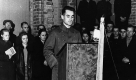 Der Bertelsmann-Unternehmer Reinhard Mohn spricht 1947 anlässlich eines ersten Richtfestes zu seinen Mitarbeitern. Der Patriarch starb am Samstag im Alter von 88 Jahren. Foto: ddp