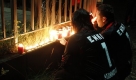 Supporters of German Bundesliga soccer club Hannover 96 light candles at the site where goalkeeper Robert Enke committed suicide in Neustadt am Ruebenberge near Hanover, northern Germany, Tuesday, Nov. 10, 2009. Enke, the Hannover and Germany goalkeeper, killed himself by apparently intentionally getting hit by a train on Tuesday. He was 32. It was suicide, Enke's agent Joerg Neblung said. I don't want to talk about the possible reasons today. Police said Enke died after being hit by a train at a level crossing northwest of Hannover, not far from his home. Enke's car was found near the scene, unlocked, with his wallet on the seat. (AP Photo/Focke Strangmann) Foto: ap