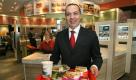 Mc Donald's hat Burger, Pommes und heißen Kaffee. Stella Liebeck heißt die US-Amerikanerin, die sich ihr koffeinhaltiges Heißgetränk 1982 während der Autofahrt zwischen die Beine verschüttete. Anschließend zog sie gegen die Fastfood-Kette vor Gericht. Beide Parteien einigten sich auf eine unbekannte Summe, seither warnt Mc Donald's vor der Temperatur des Kaffees. Und jedes Jahr wird der Stella Award verliehen - für die kuriosesten Schadenersatzklagen... Foto: dpa