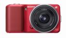 Die Kompaktkamera NEX-3 von Sony wiegt nur zarte 239 Gramm. Foto: Sony