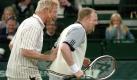 Prominentes Doppel: Multitalent Raab an der Seite vonEx-Tennisstar Boris Becker auf demTenniscourt. Das Bild entstand 2005 imRahmen der Aufzeichnungeines Showmatches bei den Gerry Weber Open in Halle/Westfalen für TV Total.
 Foto: ddp
