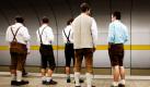 Fahrgäste des Münchener Nahverkehrs in bayerischer Tracht warten in München am Hauptbahnhof auf eine U-Bahn, die zum Gelände des Oktoberfests fährt. Mit Beginn der Frühschicht haben Beschäftigte des kommunalen Nahverkehrs in München, Nürnberg und Augsburg am Freitag erneut die Arbeit niedergelegt.  Foto: dapd