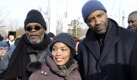 Frieren für den neuen US-Präsidenten:Denzel Washington, Angela Bassett und Samuel L. Jackson (von rechts) im Januar 2009 bei der Vereidigung von Barack Obama in Washington. Foto: dpa