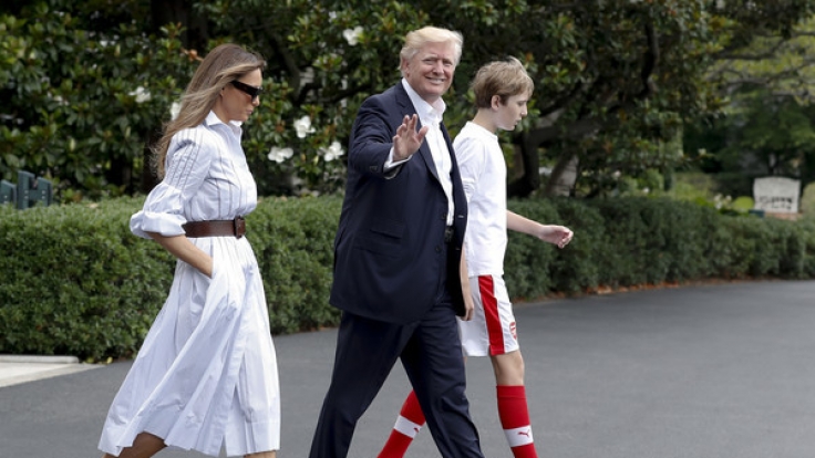 Melania Trump und Donald Trump mit Sohn Barron vor dem Weißen Haus in Washington.