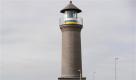Doch bekannt für die Leuchtfeuer ist natürlich die Küste der Nord- und Ostsee. Hier sehen Sie den Turm am Hafen der Nordseeinsel Juist. Das Leuchtfeuer, auch Memmertfeuer genannt, strahlt nach seiner Demontage seit 1992 über die Insel - nicht über das Meer. Sie haben richtig gelesen: Da das Feuer nicht der Schifffahrt dienen darf, wurde es in Längsrichtig zur Insel Juist montiert und strahlt im 13-Sekunden-Takt.  Foto: dapd