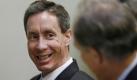 Der Sektenführer Warren Jeffs steht vor Gericht: Er soll eine Zwölfjährige vergewaltigt haben. Der Prozess gegen den selbst erklärten Propheten hat nun mit einem Paukenschlag begonnen. Der 55-jährige Anführer der polygamen Sekte Fundamentalist Church of Jesus Christ of Latter-Day Saints, einer abtrünnigen Mormonen-Sekte, feuerte als erstes seine Anwälte und verteidigt sich nun selbst. Dann drohte er dem Gericht mit Krankheit und Tod, falls das Verfahren gegen ihn nicht sofort eingestellt werde. Es wurde nicht eingestellt, das Urteil soll in einigen Monaten fallen.  Foto: dpa