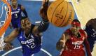 East All-Star Dwight Howard der Orlando Magics (links) blockt einen Wurf von West All-Star Carmelo Anthony (Denver Nuggets, rechts) beim NBA All-Star Spiel im texanischen Arlington. Die besten Spieler aus dem Osten siegten mit 141:139 gegen den Westen.
 Foto: ap