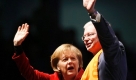 Bundeskanzlerin Angela Merkel, links, und der amtierende Ministerpraesident von Hessen und Spitzenkandidat der CDU bei den kommenden Landtagswahlen in Hessen, Roland Koch, rechts, treten am Sonntag, 11. Januar 2009 gemeinsam auf einer Wahlkampfveranstaltung in Wetzlar auf. (AP Photo/Hermann J. Knippertz) --- German Chancellor Angela Merkel, left, and Roland Koch, top candidate of the Christian Democrats to the upcoming elections in German State Hesse, take part on a election campaign in Wetzlar, Germany, on Sunday, Jan. 11, 2009. (AP Photo/Hermann J. Knippertz) Foto: ap