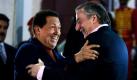 Der argentinische Generalsekretär der Union der südamerikanischen Nationen (Unasur) Nestor Kirchner (rechts) umarmt den venezulenischen Präsidenten Hugo Chavez zur Begrüßung im Miraflores Palast in Caracas. Kirchner und Chavez trafen sich in Venezuela, um über die Krise zwischen Bogota und Caracas zu sprechen. Diese kam zustande, als Chavez im Juli die Beziehungen zu Kolumbien abbrach. Foto: dpa