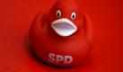 SPD-Ente  während des Parteitages der nordrhein-westfälischen SPD auf einem Tisch. Die Mitglieder stimmen über die Liste für die Landtagswahl ab und verabschieden das Wahlprogramm. Foto: Oliver Berg dpa/lnw  +++(c) dpa - Bildfunk+++ Foto: dpa