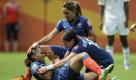 Rhein-Neckar-Arena in Sinsheim: Frankreichs Marie-Laure Delie (links) jubelt nach ihrem Treffer zum 0:1 mit ihren Teamkolleginnen Louisa Necib (Mitte) und Elise Bussaglia. Das tor der Französinnen war das erste Tor der diesjährigen Frauen-WM in Deutschland. Das deutsche Team spielt um 18 Uhr gegen Kanada. Foto: dapd