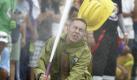 Ein philippinischer Feuerwehrmann verliert die Kontrolle über einen Wasserschlauch - und damit seinen Helm. Der junge Mann ist Teilnehmer bei den TxTFIRELYMPICS, einem Wettbewerb für freiwillige Feuerwehrmänner in Manila. Foto: ap