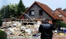 Ein Polizist steht in Brome vor den Trümmern eines Hauses, das in der Nacht zu Montag explodiert ist. Ein 79-jähriger Mann ist bei der Gasexplosion eines Wohnhauses ums Leben gekommen. Wie ein Polizeisprecher sagte, fanden Einsatzkräfte der Feuerwehr die Leiche am Morgen. Vier weitere Menschen wurden bei der Explosion verletzt. Foto: ddp