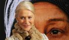 Noch so eine Frau, vor der sich alle verbeugen wollen: Die Britin Helen Mirren ist inzwischen 67 und machte sich für ihre Rolle als Die Queen 2007 mutigerweise sogar älter, als sie war. 2010 spielte sie dafür an Morgan Freemans Seite in dem Oldie-Actionfilm R.E.D. mit. Foto: dpa