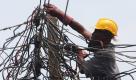 In Lagos (Nigeria) nimmt ein Mitarbeiter der Power Holding Company of Nigeria Reparaturen an Stromleitungen vor. Hoffentlich verliert in diesem Kabel-Salat nicht den Überblick. Foto: dapd