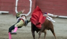 Der Stier sieht rot, und der Stierkämpfer hat ein Problem. In Mexiko haben junge Toreros die Stierkampfsession eröffnet. Foto: dpa