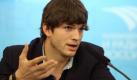US actor Ashton Kutcher speaks to the media in Moscow, Russia, 18 February 2010. Kutcher is visiting the country with a delegation, which includes leaders of EBay, Twitter, Cisco Systems, Howcast, EDventure, Social Gaming Network, Mozilla, from 17 to 23 February to meet with representatives of the Russian government, universities, private companies, and NGOs. They will discuss how social media and other innovative technologies can be used to strengthen and broaden ties between the US and Russia, and how these technologies can be used to develop knowledge-based societies and economies in both contries. The visit is part of the dialogue launched by the Bilateral Presidential Commission created by US President Barack Obama and Russian President Dmitry Medvedev in July 2009. EPA/SERGEI ILNITSKY +++(c) dpa - Bildfunk+++ Foto: dpa