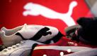 ARCHIV - Schuhe des Sportartikelherstellers Puma liegen am 20.04.2010 in Herzogenaurach (Mittelfranken) am Rande der Hauptversammlung des Unternehmens. Der Sportartikelhersteller gibt am Mittwoch (28.04.2010) die Geschäftszahlen für das erste Quartal 2010 bekannt. Foto: Daniel Karmann dpa/lby +++(c) dpa - Bildfunk+++ Foto: dpa
