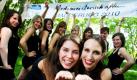 Maria Stolz (links) und Ricarda Mohr (rechts) jubeln ihrem Team zu. Anlass ist die offizielle deutsche Fußballmeisterschaft der Medizinfakultäten, an der mehr als 30 Teams teilnehmen. Unterteilt in Frauen und Männer wird in Magdeburg jeweils um einen Wanderpokal gespielt - rund 500 angehende Chirurgen, Radiologen und HNO-Ärzte treten bei dem eintägigen Turnier auf Kleinfeldern gegeneinander an. Foto: ddp
