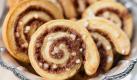 Süßer Hingucker: Die Schwedischen Zimtschnecken machen sich auf jedem Kaffeetisch gut. (Bild: Brigitte Sporrer/Knaur) Foto: dpa