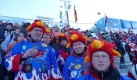 Rote Schnabeltiere nisten auf den Kpfen des Fans des Hobby-Eishockeyvereins Aue-Ratten Salzgitter. Foto: news.de