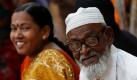 Ein muslimischer Mann und eine Hindu-Frau warten vor einer Wahlkabine im indischen Chennai auf die Möglichkeit, ihre Stimme abzugeben. Hunderttausende von Einheimischen beteiligten sich im südindischen Staat Tamil Nadu an den Wahlen zum Nationalparlament. Die regierende Partei muss sich nach einem Telekommunikationsskandal nun gegen ihre Gegner behaupten.  Foto: dapd