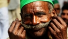 Ein Aktivist der Bharatiya Kisan Union oder der Indian Farmers Unionrichtet seinen Schnurrbart auf einer Protestkundgebung in Neu Delhi, Indien. Der Protest richtet sich gegen die Landwirtschaftspolitik der Regierung. Foto: ap