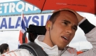 Für den ersten Skandal der Saison sorgte das Team von Weltmeister Lewis Hamilton. Vier Tage nach dem Saisonauftakt in Melbourne wurden der Pilot und McLaren Mercedes wegen absichtlicher Irreführung der Fia-Sportkommissare nachträglich disqualifiziert. Hintergrund war Überholmanöver von Toyota-Pilot Jarno Trulli in der Schlussphase des Rennens während einer Safety-Car-Phase.  Foto: dpa