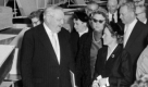 Auch die Politik lässt sich gern bei Quelle sehen. Bundeswirtschaftsminister Ludwig Erhard (l.) besucht im Jahr 1956 diePackerei, in der am Fließband die Waren verpackt und postfertig gemacht werden. Foto: dpa
