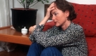 In Deutschland gilt die Gartentherapie noch als junge Disziplin, die zum Beispiel bei Menschen mit Essstörungen oder Bourn-out-Syndrom angewendet wird. Ihr Kontakt mit frischer Erde, beim Pflanzen in Töpfe kann für viele ein Weg zurück in die Natur und damit ins Leben sein. Auch Schlaganfallpatienten hilft die Therapiearbeit im Garten, wenn sie etwa mit kleinen Samen hantieren und dadurch ihre Feinmotorik verbessern. Foto: dpa