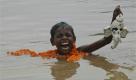 An Indian boy who collects reusable material reacts as he holds part of an idol of elephant headed Hindu god Ganesha at a river in Bhubaneswar, India, Sunday, Sept.12, 2010. Every year millions of devout Hindus immerse idols of the elephant-headed god Ganesh into oceans and rivers in the ten-day long Ganesh Chaturti festival that celebrates the birth of the Hindu god.(AP Photo/Biswaranjan Rout) Foto: ap
