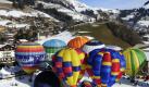 Heißluftballons parken im Skiort Chateau d'Oex, dem Ort der 32. internationalen Ballonwoche in den Schweizer Alpen. Foto: AP