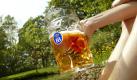 Finger weg vom Alkohol. Auch wenn das kühle Blonde einen mit Erfrischungsversprechen anlacht - Alkohol belastet den hitzegeplagten Kreislauf noch zusätzlich. Foto: ddp