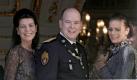 ARCHIV - Fürst Albert und seine Schwestern, Prinzessin Caroline von Hannover (l) und Prinzessin Stephanie verfolgen eine Millitärparade anlässlich des Nationalfeiertags in Monaco (Archivfoto vom 19.11.2010). Monaco macht mobil: Fürst Albert II. will durch seine Traumhochzeit mit Charlene Wittstock den Blick der Welt auf sein kleines Reich ändern. Weg vom Steuersünder-Image, hin zum weltoffenen Förderer von Kultur, Wissenschaft oder Sport. EPA/BRUNO BEBERT CORBIS OUT (zu dpa-Korr 'Klein, aber fein: Imageputzen vor Monacos Traumhochzeit' vom 26.11.2010) +++(c) dpa - Bildfunk+++ Foto: dpa