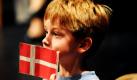 Ein Kind hält eine Fahne von Dänemark beim Auftritt des dänischen Musikers Thomas Sanberg für das dänische Kronprinzenpaar in der Hochschule für Theater und Musik in Rostock. Frederik und Mary von Dänemark weilen zu einem zweitägigen Besuch im Bundesland Mecklenburg-Vorpommern. Foto: ap