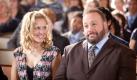 Kevin James darf den Gatten von Mario Bello mimen. Die säugt den gemeinsamen Sohn, der allerdings schon vier Jahre alt ist. Foto: Sony