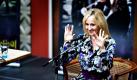 Mit einer Liebeserklärung an Märchenklassiker hat Joanne K. Rowling, Autorin der Harry Potter-Bücher, den dänischen Andersen-Literaturpreis in Empfang genommen. Die 45-jährige Autorin sagte bei der Zeremonie in Hans Christian Andersens dänischer Geburtsstadt Odense: Er hat uns unzerstörbare, ewige Charaktere gegeben. Das hässliche Entlein, die kleine Meerjungfrau, die Schneekönigin und den nackten Kaiser. Die Personen ihrer Potter-Serie könne sie damit nicht vergleichen: Aber ich habe sie so geliebt, dass es ein schmerzlicher Verlust war, sie nach 17 Jahren zu verlassen. Foto: dapd