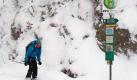 Der Bus fällt aus ... 'macht nichts', denkt sich diese Frau und fährt einfach auf ihren Ski hinunter zum Walchensee. Foto: Peter Kneffel Foto: dpa