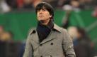 Joachim Löw schaut sich gern die Ergebnistafel nach dem Spiel an. Foto: Marcus Brandt Foto: dpa