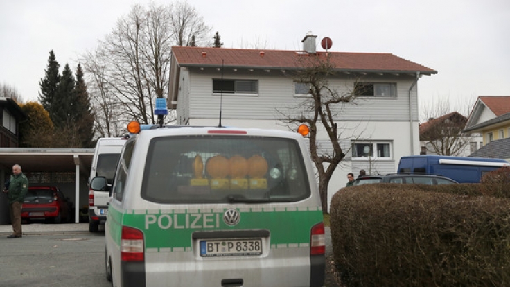 In dem Einfamilienhaus in Oberfranken sind drei Leichen gefunden worden. Dabei handelt es sich nach Angaben der Ermittler um eine Frau und zwei Kinder. Die Ermittlungen zu den Todesumständen liefen, sagte ein Polizeisprecher.