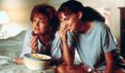 Adele August (Susan Sarandon, l) und ihre Tochter Ann (Natalie Portman) amüsieren sich im neuen Kinofilm 'Überall, nur nicht hier' (Szenenfoto) mit einer Schüssel Popcorn vor dem Fernseher. Gemeinsame vergnügte Stunden sind nicht unbedingt die Regel: Adele hat die 14-Jährige gegen ihren Willen aus einem Provinznest mit nach Los Angeles gebracht, weil sie sich im noblen Beverly Hills ein besseres Leben für sich und ihre Tochter erhofft. Doch aller Anfang ist schwer: Aufgrund von Mietschulden müssen beide heimlich die Wohnung wechseln und wenn die Stromrechnung nicht bezahlt wurde, bleibt es am Abend schon mal dunkel. Doch die Klippen des Alltags schweißen die schrille Vorstadtdiva und ihre verantwortungsbewußte Tochter zusammen... Starttermin des Streifens über eine unkonventionelle Mutter-Tochter-Beziehung ist der 23.3.2000.
 Foto: dpa
